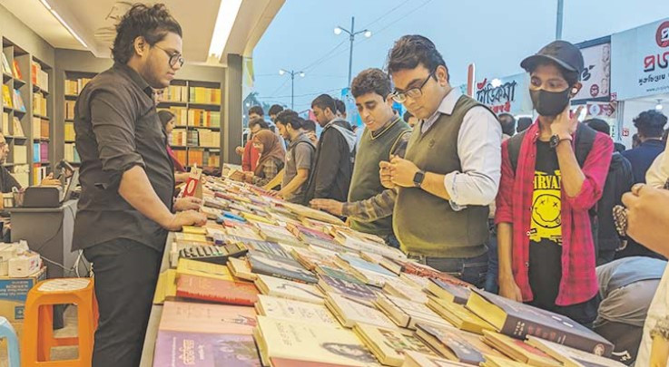মেলায় ছুটির দিনে দর্শনার্থীদের ভিড়